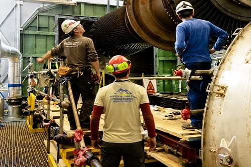 Expert sécurité industrielle réalisant un audit sécurité en hauteur